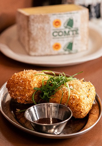 Croquette Kimchi & Comté, réduction de jus de pomme