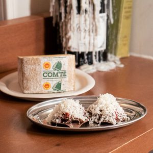 Tostada, tartaar van rundvlees, rauwe room & oude Comté kaas