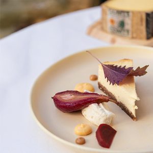 Comté kwarktaart, coulis van rode biet en peer X Sofie Dumont