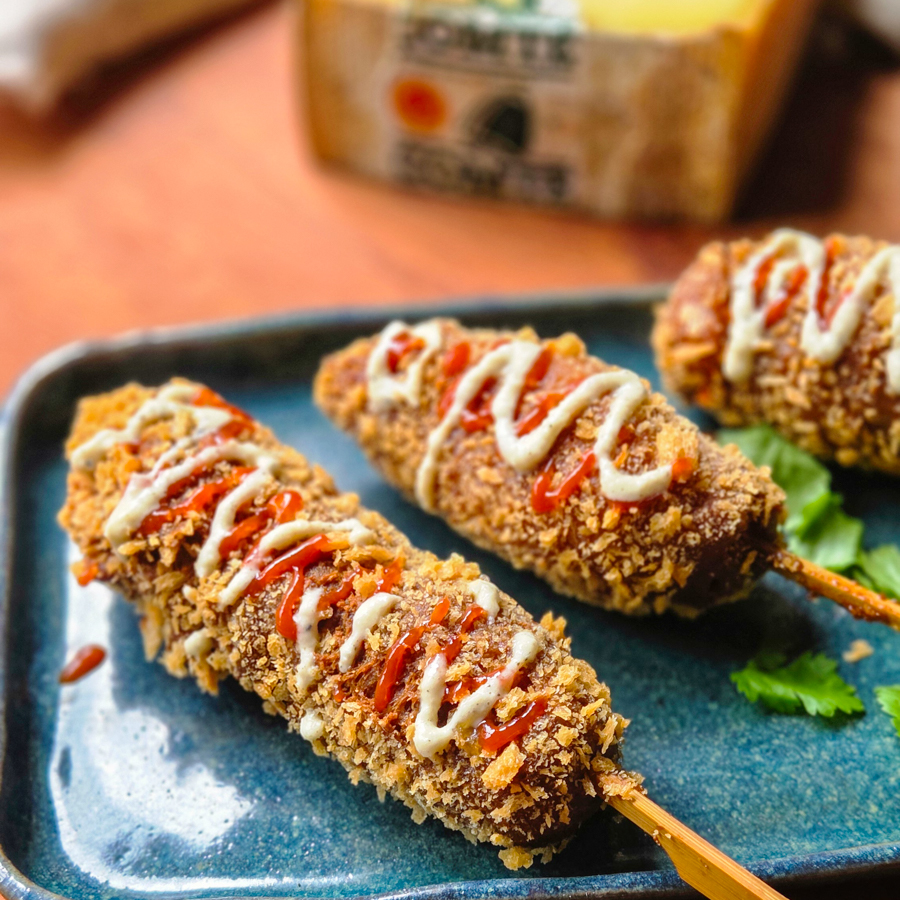 Corn Dogs au Comté, sauce aux oignons 