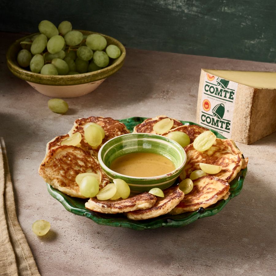 Blinis au Comté et thym avec raisins et sauce moutarde au miel