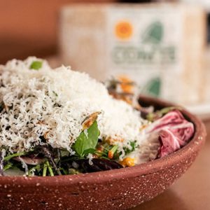Salade met verbrande boerenkool en Comté kaas