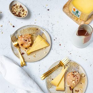 Gepocheerde peren met hazelnoten en Comté