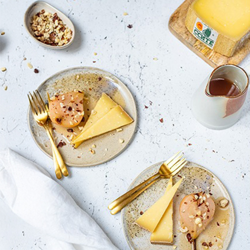 Gepocheerde peren met hazelnoten en Comté
