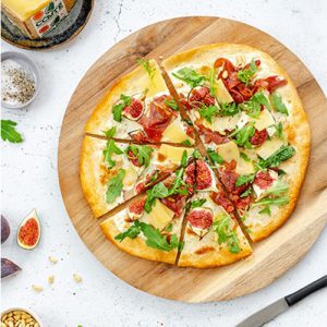 Witte pizza met vijgen, prosciutto en Comté
