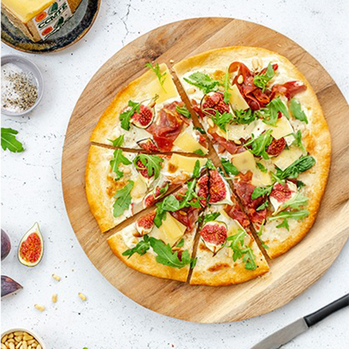 Witte pizza met vijgen, prosciutto en Comté