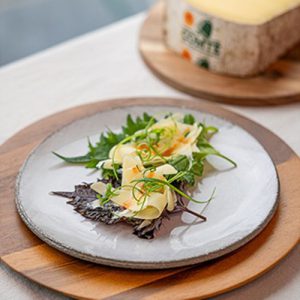 X Whoogy’s Comté & Honing Chiffonnade met Gefermenteerde Paprika