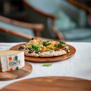 Flatbread Comté, nduja, geraspte tomaat X Whoogy’s