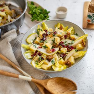 Salade van witloof, peer, walnoten, veenbessen en Comté