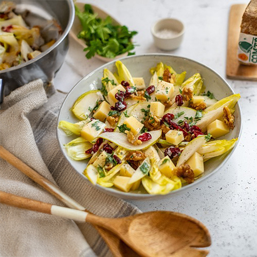 Salade van witloof, peer, walnoten, veenbessen en Comté