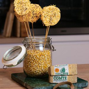 Comté kaaslollies met blauw maanzaad